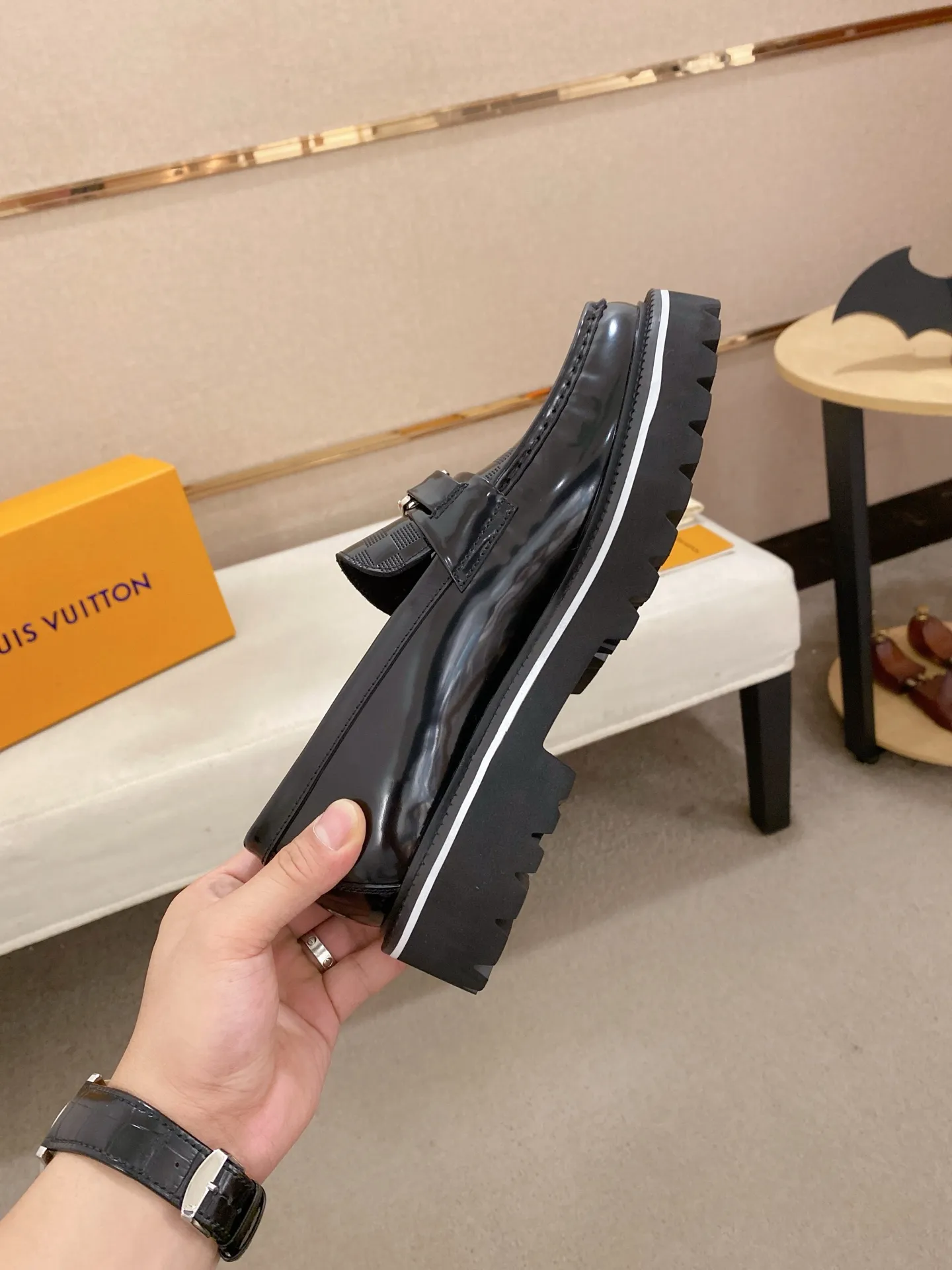 Men's shoes💰 580💰🌲 LV's top 🔍🔍 new men's leather shoes 🚹 are on sale at the same time at counters ⚠The uppers are imported cowhide from Italy, the entire imported cowhide lining, imported accessories 💪💪, completely 1⃣️ to 1⃣️ replica 🇮🇹💪 💪, ⚠Sole: The original sole is specially provided by the original factory, the exclusive movable molded sole is super comfortable, ⚠The original factory follows the order, 🔍🔍high quality, you can enter and exit the counter at will, welcome to compare⚠Size: 38-45